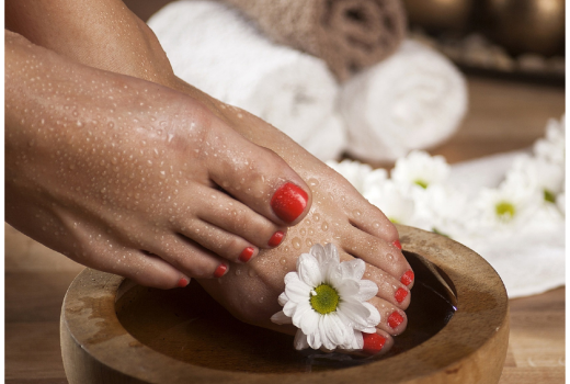 Домашен педикюр стъпка по стъпка – основни аксесоари и съвети.