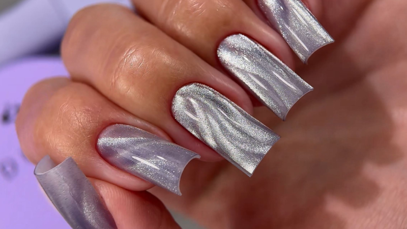 Гел лак DNKa „Котешко око“ – магнитен ефект за модерен маникюр